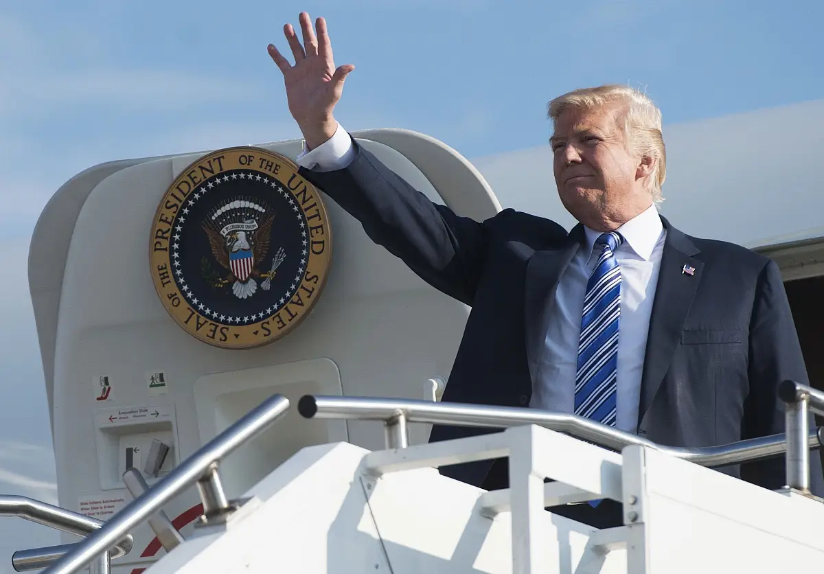 Donald Trump sulla scaletta dell'aereo presidenziale Air Force One