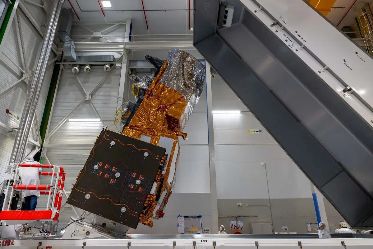 Il satellite meteorologico e climatico MetOp-SG A1 ha lasciato la camera bianca, e viaggia su nave verso la rampa dello spazioporto di Kourou; dovrebbe essere lanciato nell'agosto 2025 su razzo Ariane 6
