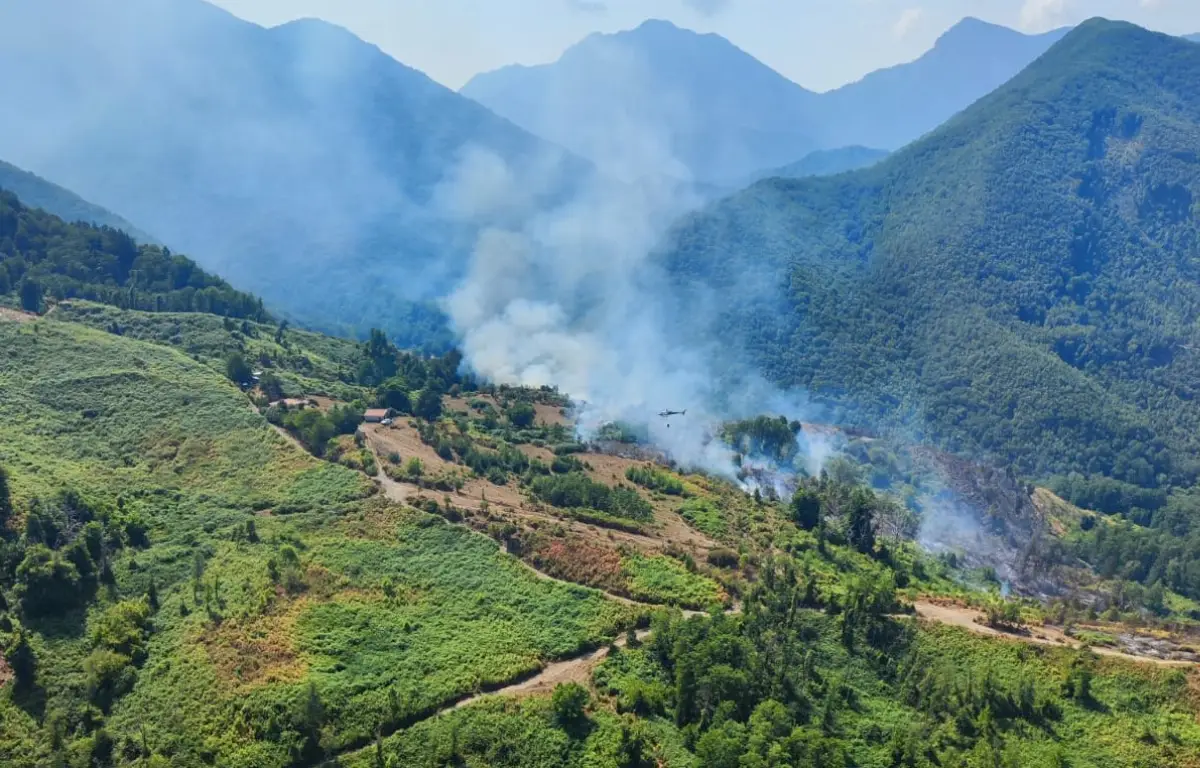 Elicottero HH-412 dell'AvEs Esercito impegnato in una operazione antincendio