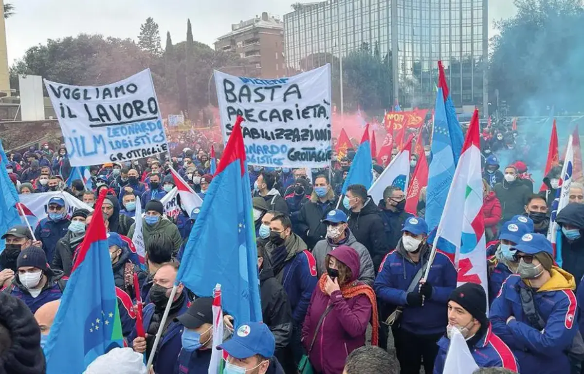 Una protesta dei lavoratori di Leonardo a Roma