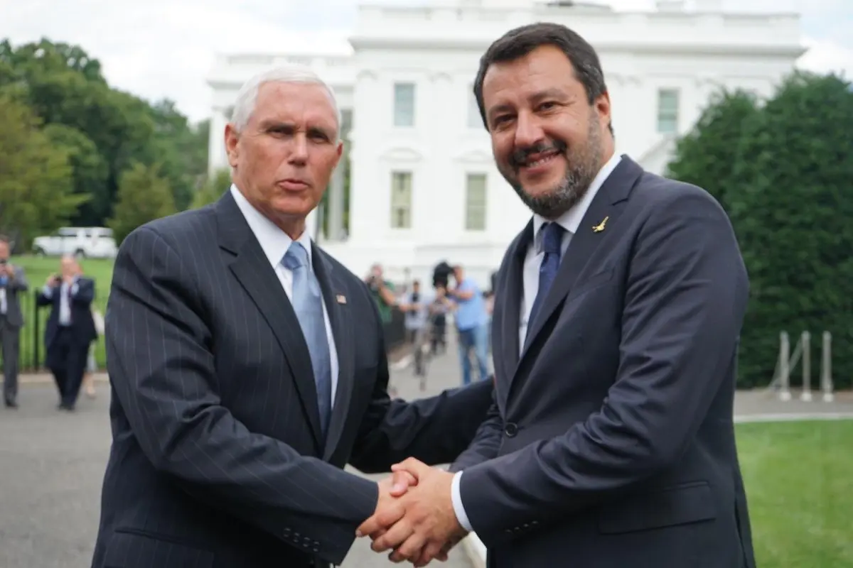 La stretta di mano tra il vicepremier Matteo Salvini ed il vicepresidente degli Stati Uniti Mike Pence, in occasione della visita di Salvini a Washington del 17 giugno 2019