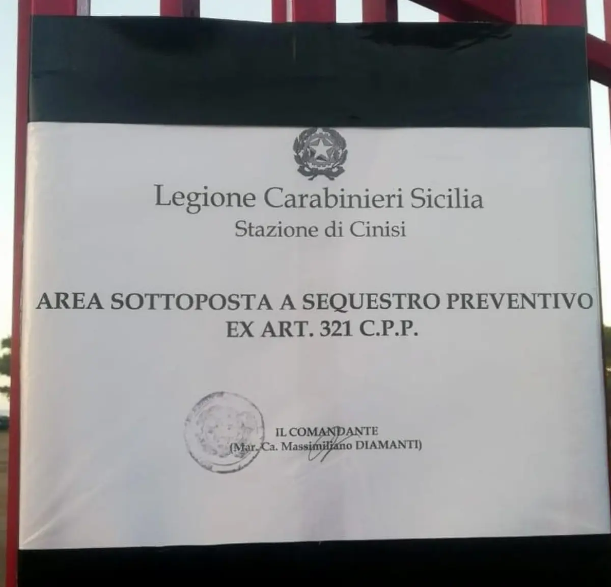 Ordinanza di sequestro preventivo affissa al cancello del Parkingo di Palermo