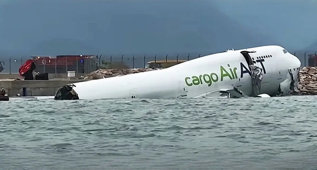 Aereo B-747 cargo operato da Air ACT dopo il fuori-pista del 20 ottobre 2025 all'aeroporto di Hong Kong, galleggia in acqua, spezzato in due tronconi