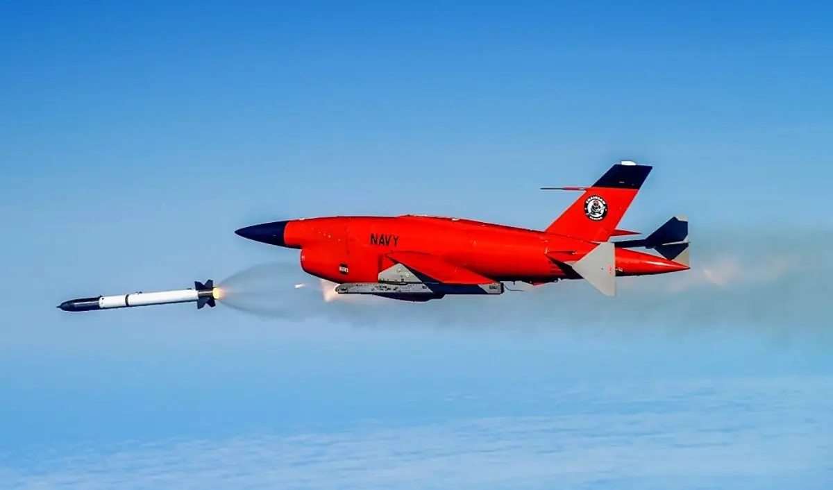 Un bersaglio aereo senza pilota BQM-34, pilotato a distanza lancia un missile di prova sulla Point Mugu Sea Range. Il test ha fatto progredire il progetto di un missile volto a migliorare la gittata e il puntamento per le future missioni dell'Us Navy