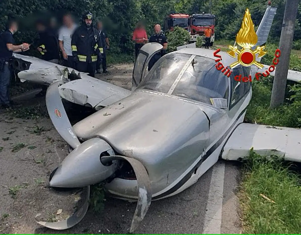 Laereo atterrato in emergenza oggi 13 maggio 2025 in un campo fuori Padova, per problemi al motore. Illesi i quattro a bordo