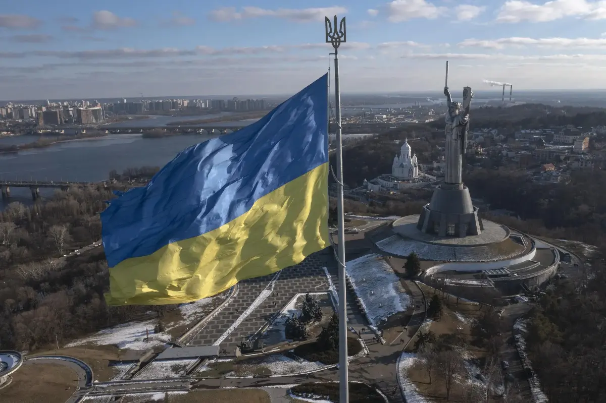 La bandiera dell'Ucraina sventola sulla capitale Kiev