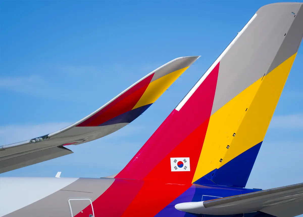Asiana Airlines logo on aircraft