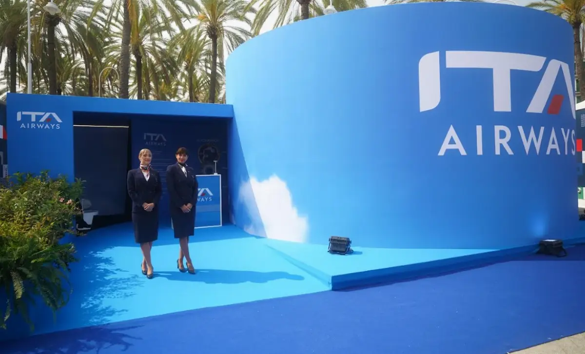 Stand ITA Airways a Genova il 10 giugno 2025 in occasione della Giornata della Marina e dell'arrivo della nave-scuola "Amerigo Vespucci" a conclusione del tour del Mediterraneo
