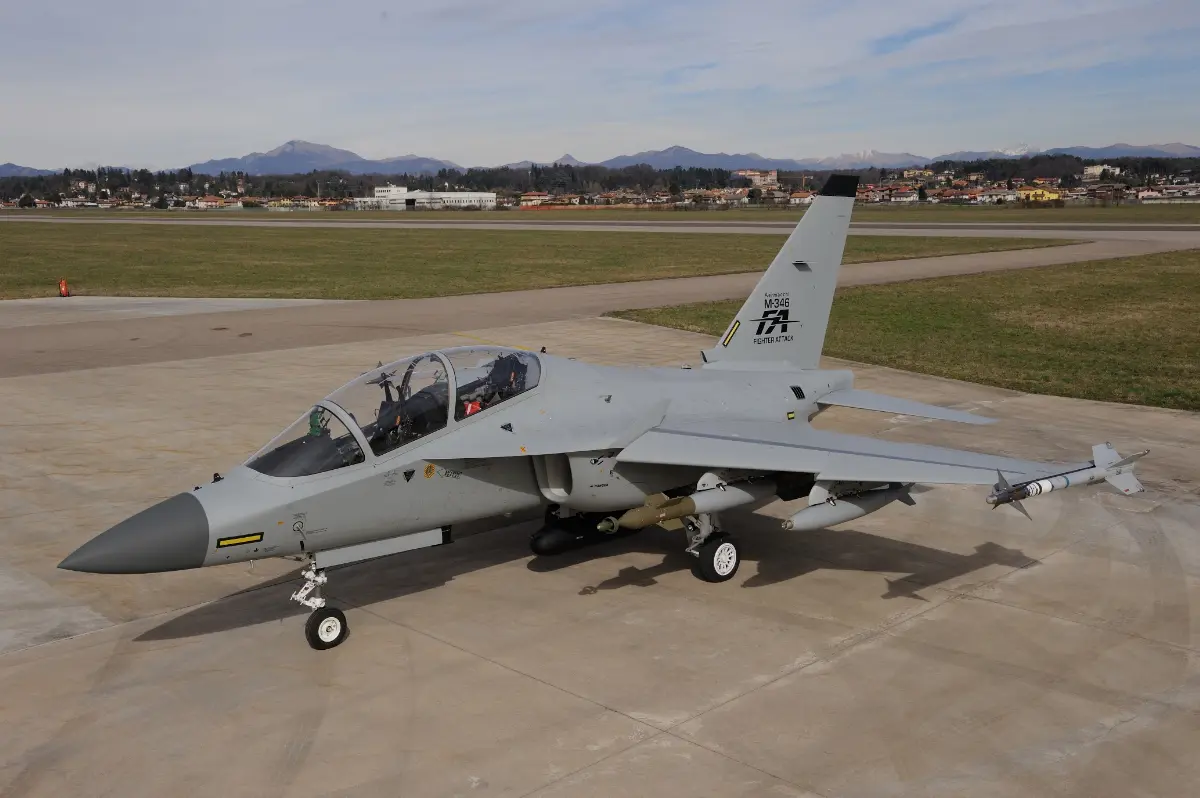 M-346FA armato con Aim-9L Sidewinder (missili aria-aria) e bombe a caduta libera