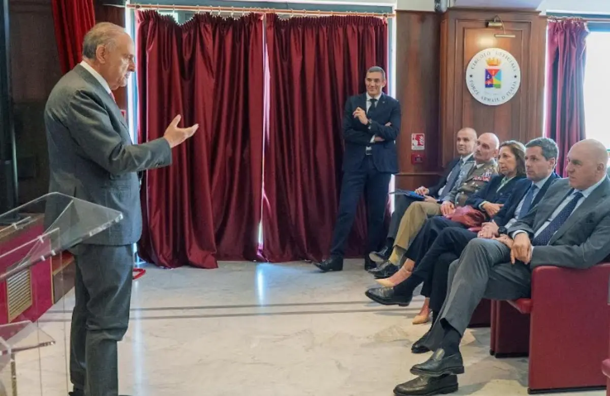 Roma, 19 giugno 2025. Incontro tra il ministro Guido Crosetto e la delegazione italiana dell'assemblea parlamentare della Nato, guidata dall'onorevole Lorenzo Cesa (in piedi).