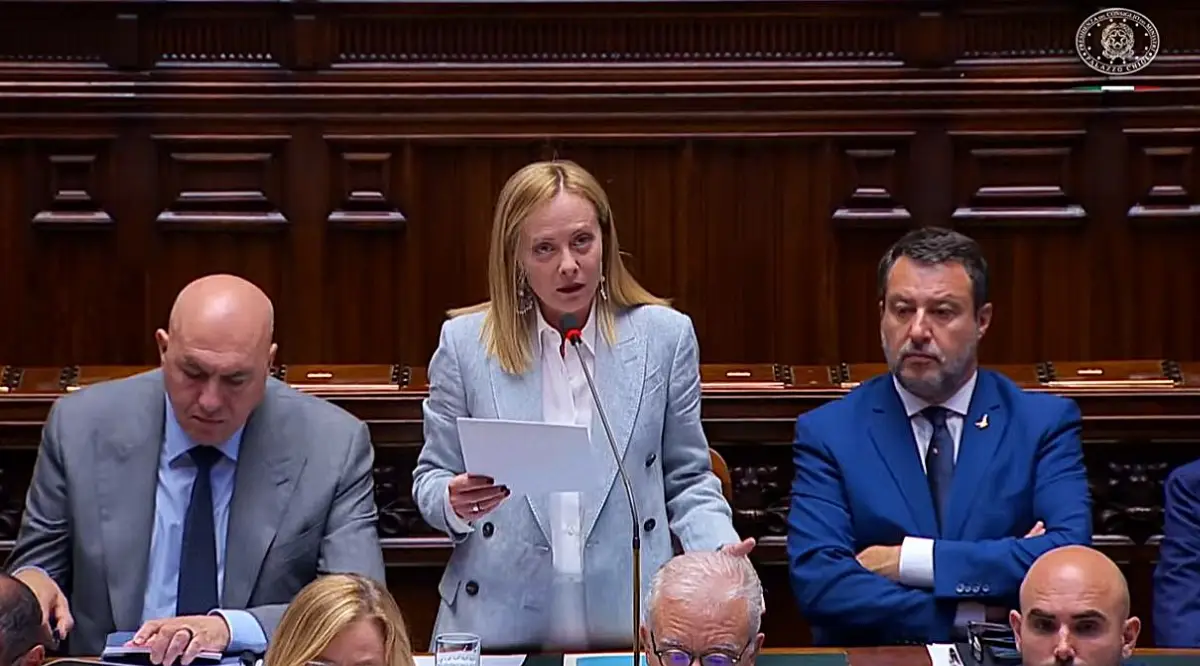 Meloni alla Camera dei deputati, 23 giugno 2025. Alla sua destra Matteo Salvini, vicepresidente del Consiglio dei ministri nonché ministro Infrastrutture e Trasporti; a sinistra, il ministro della Difesa Guido Crosetto