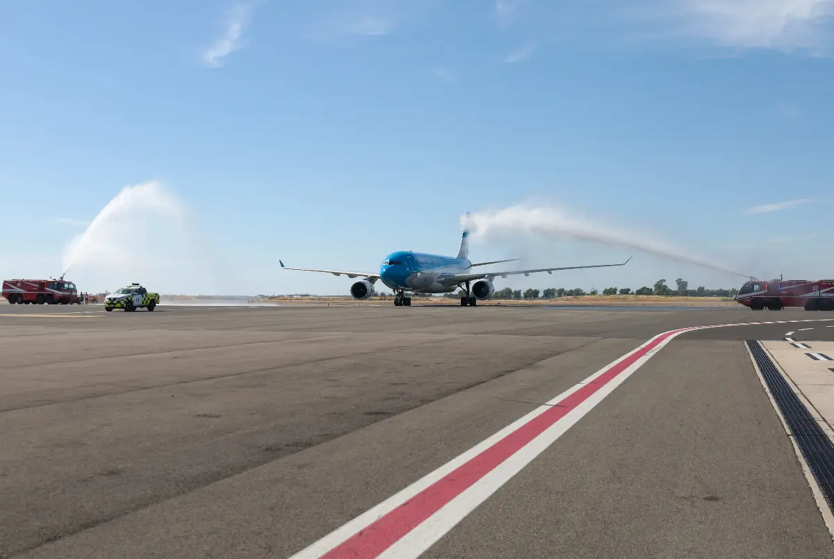 Aereo A-330/200 di Aerolineas Argentinas, ripresa voli diretti tra Roma e Buenos Aires, dopo la pandemia, salutata dal water cannon il 6 giugno 2022