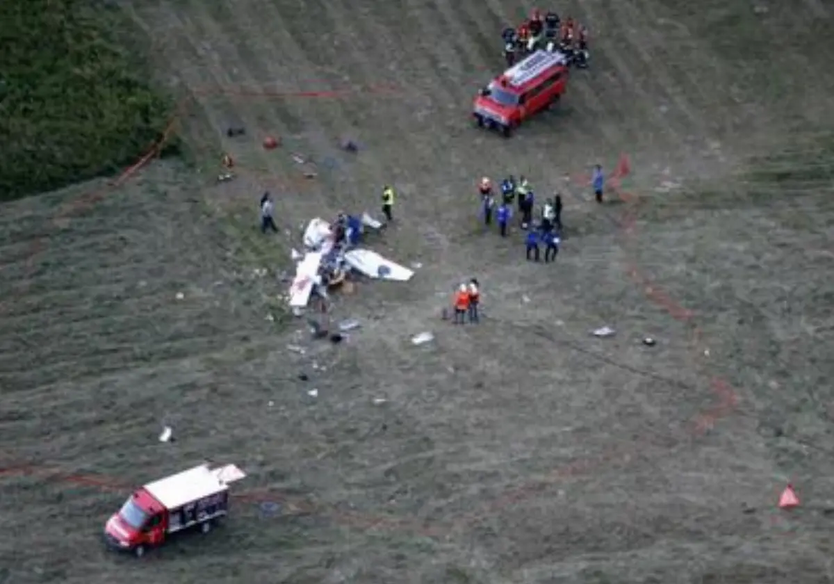 I rottami dell'aereo Robin DR.400/140B Dauphin 4 precipitato in Francia durante un volo di addestramento (domenica 18 aprile 2021)