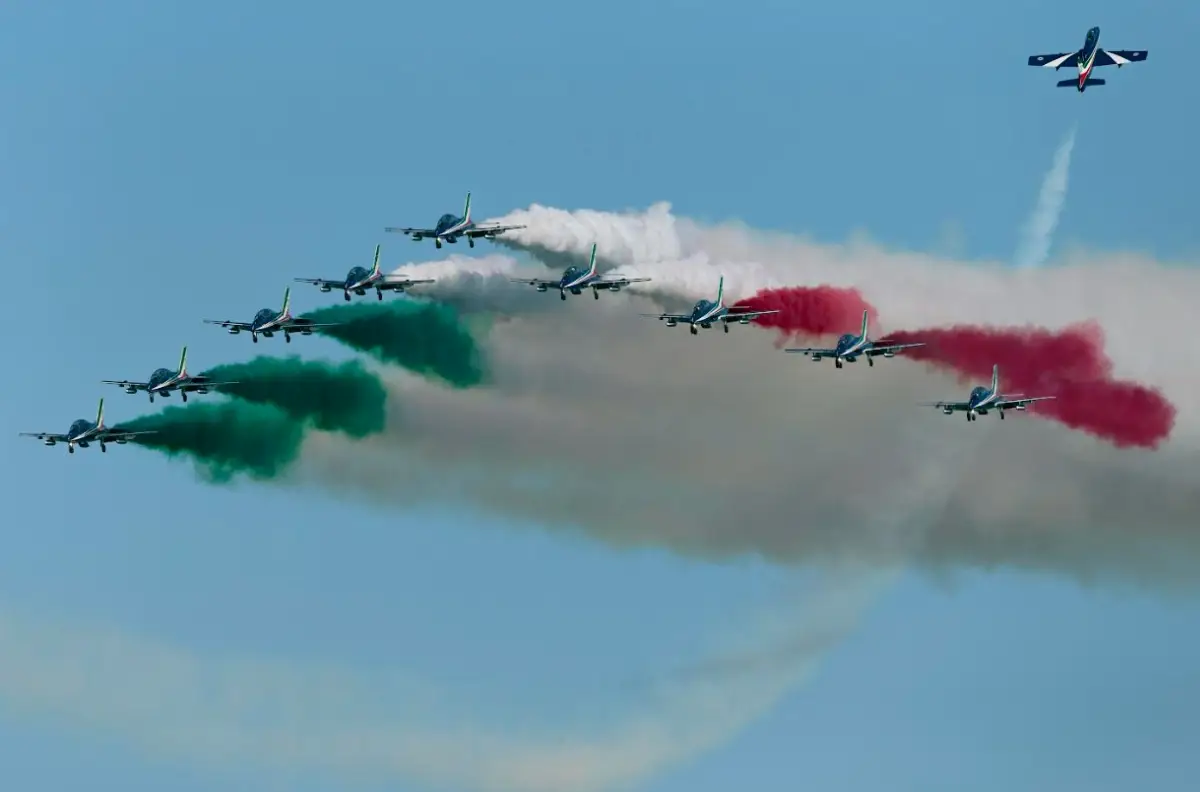 Aerei della Pan Frecce Tricolori durante una esibizione