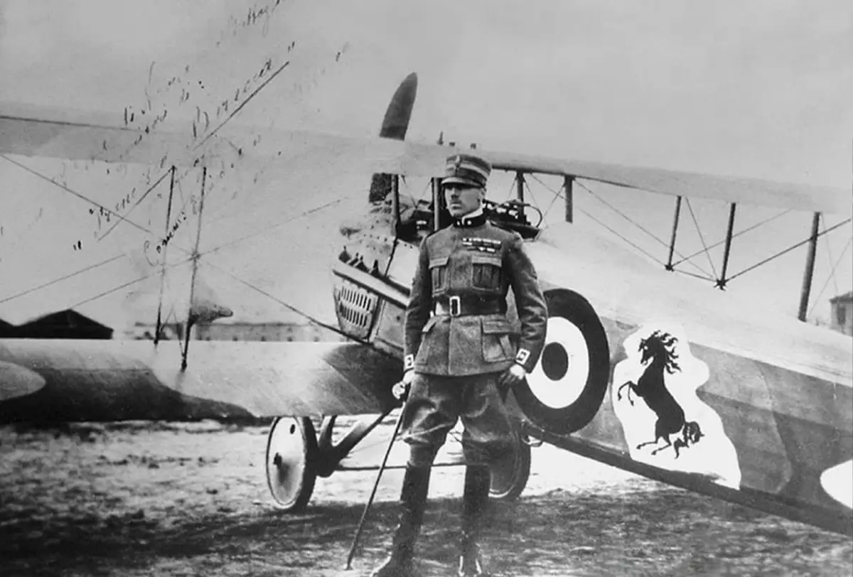 Il 19 giugno 1918, durante la Battaglia del Solstizio, il maggiore Francesco Baracca – ufficiale di Cavalleria ed asso degli assi dell’Aviazione italiana – si alzava in volo per l'ultima volta, in una foto d'epoca