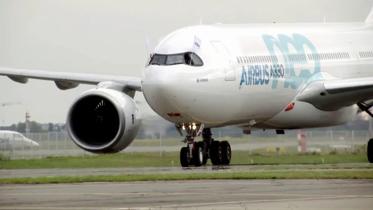 Fotografia di un Airbus A-330neo equipaggiato con motore Trent 7000 al suo primo volo