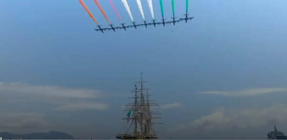 Aerei delle "Frecce Tricolori" che sorvolano l'"Amerigo Vespucci" durante il suo tour nel mondo e nel Mediterraneo