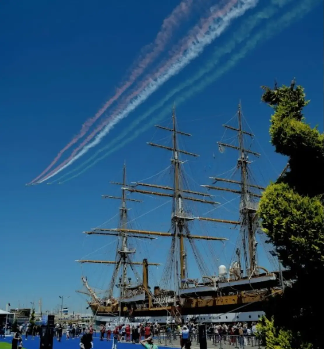 Aerei delle "Frecce Tricolori" sorvolano la nave-scuola "Amerigo Vespucci"