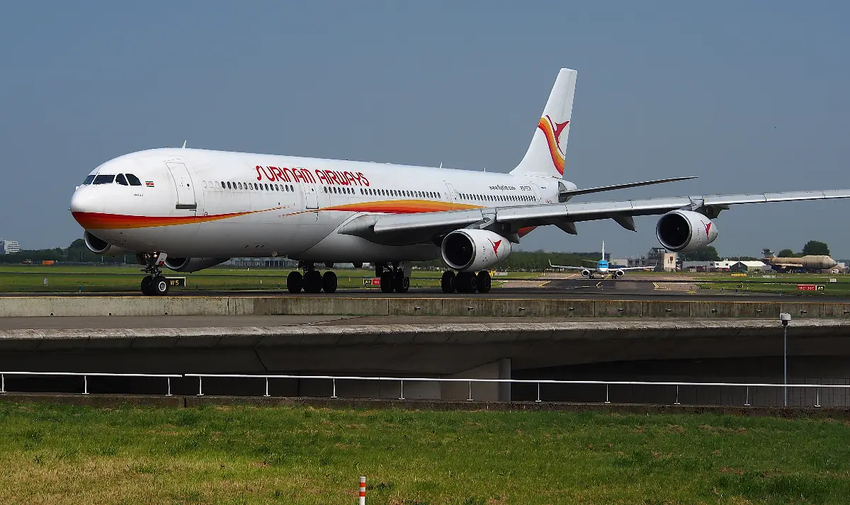 Aereo di Surinam Airways, principale compagnia aerea del Suriname, fotografato all'aeroporto di Amsterdam-Schiphol, Paesi Bassi (foto d'archivio)