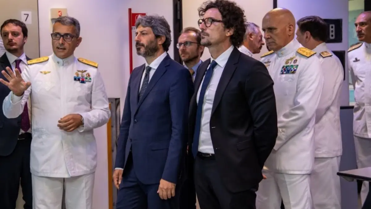 Il presidente della Camera Roberto Fico ed il ministro delle Infrastrutture e dei Trasporti, Danilo Toninelli, in visita presso la sede del comando generale del Corpo delle capitanerie di porto avvenuta il 18 luglio 2019