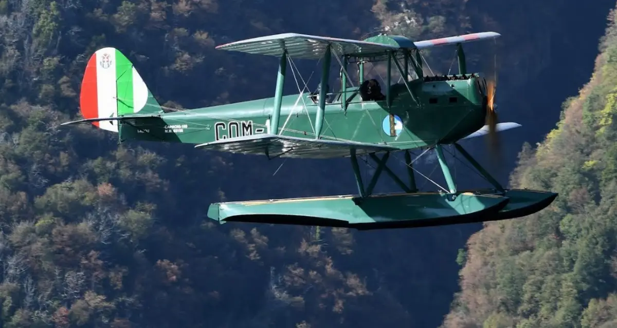 90 anni dell'aereo "Caproncino", il Ca.100 idro I-ABOU (prodotto in serie nel 1935), l'unico ed il più antico idrovolante, concepito dall'azienda aeronautica italiana, fondata da Gianni Caproni e prodotto dalla Macchi (n. ind. 3992), ancora in grado di volare