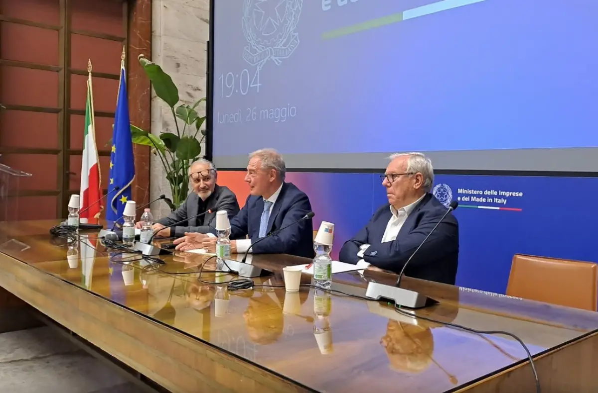 Roma, 26 maggio 2025. Momento dell'incontro del ministro Adolfo Urso (Mimit, al centro) su Dema che riparte con Adler: firmato accordo-quadro per il rilancio produttivo