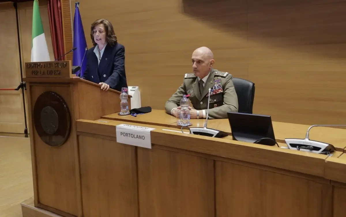 Roma, 26 giugno 2025. Il sottosegretario alla Difesa, con delega alla formazione del personale militare e civile, Isabella Rauti, durante il suo discorso intervenendo alla cerimonia di chiusura dell'anno accademico 2024/2025 del Centro alti studi difesa (Casd)