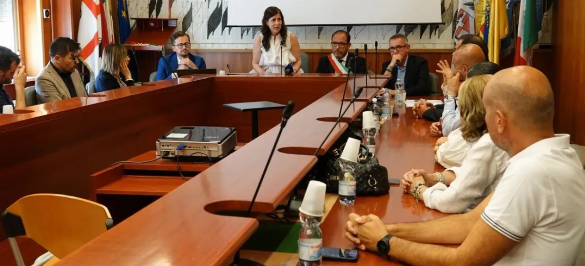 31 luglio 2025. Il presidente della Regione Sardegna, Alessandra Todde, al consiglio comunale di Villasimius (Cagliari), convocato in seduta straordinaria ed urgente per discutere lo stato di calamità naturale in seguito al devastante incendio che ha colpito l’area di Punta Molentis
