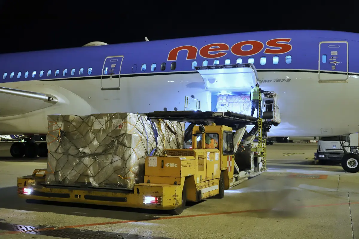 Aereo B-787/9 Dreamliner di Neos, proveniente da Pechino, atterrato la notte del 24 marzo 2020 a Milano-Malpensa per portare aiuti sanitari destinati al Dpc ed alla Cri