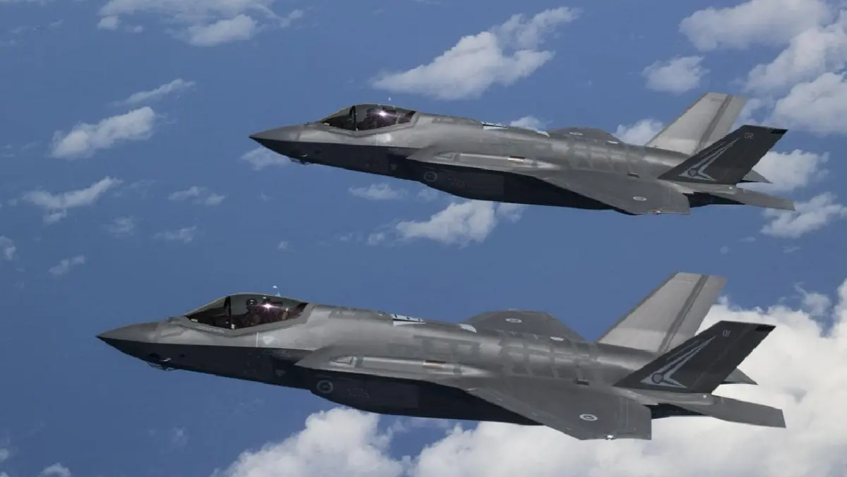 Coppia di aerei Lockheed Martin F-35A in volo