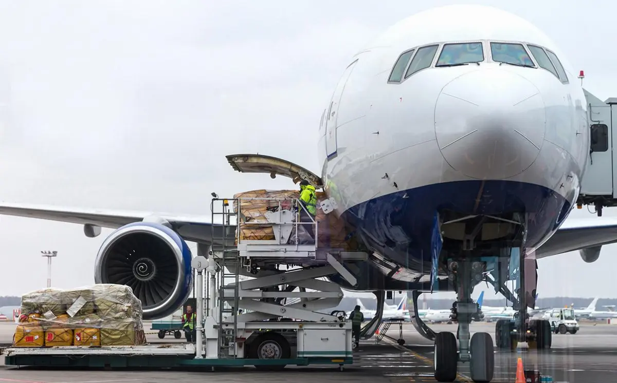 Carico di merci su un aereo cargo