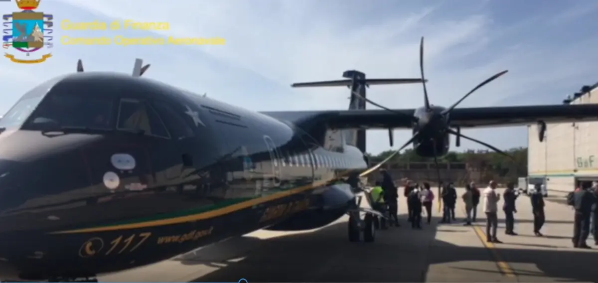 Coronavirus. Aereo ATR-72 della Guardia di finanza utilizzato per il trasporto di personale medico in diverse Regioni