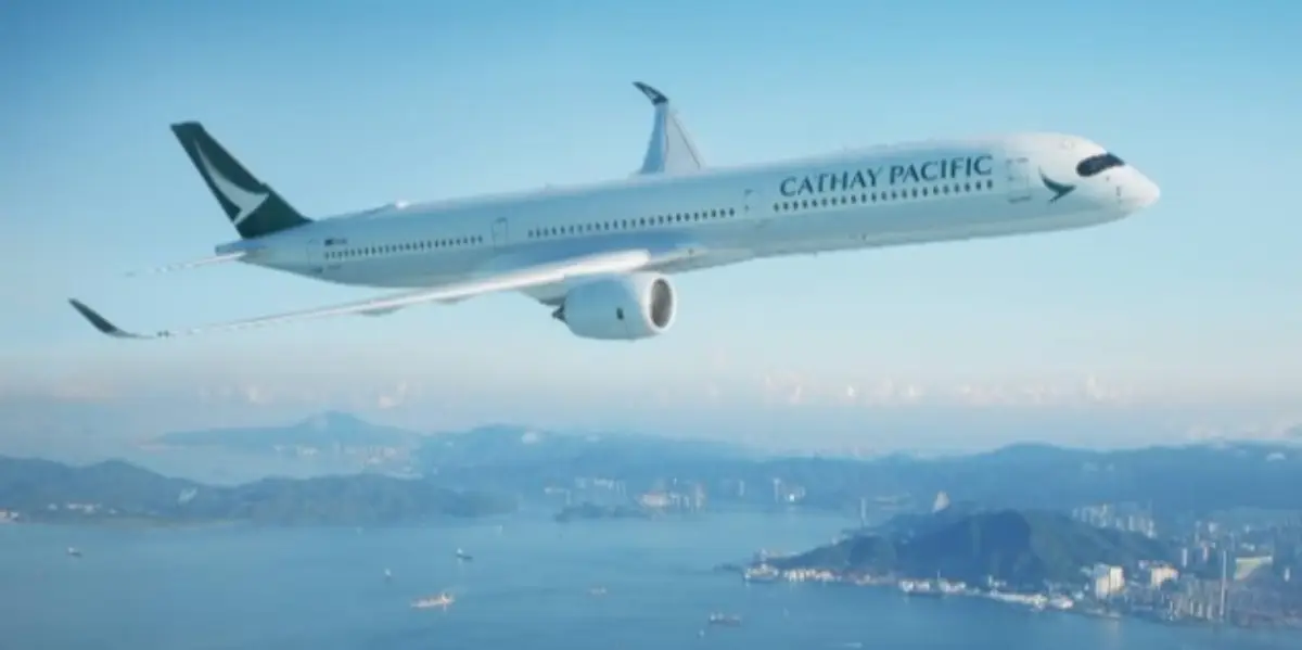 Aereo in volo di Cathay Pacific