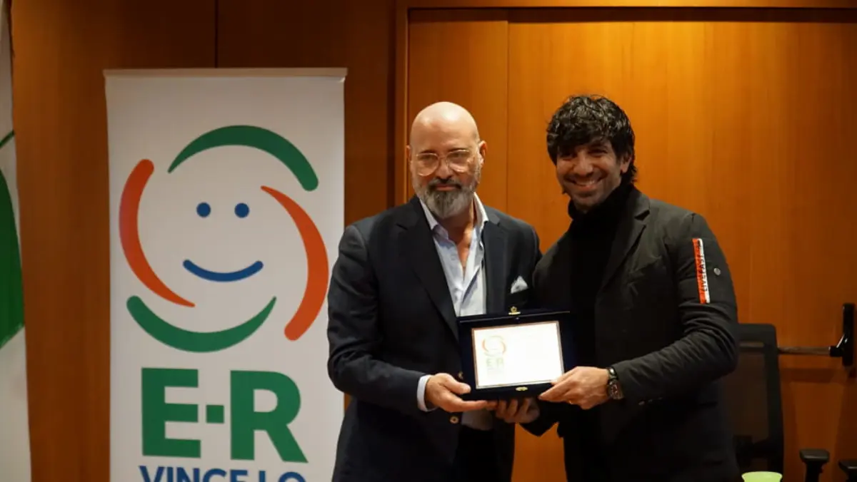 Il presidente della regione Emilia Romagna Stefano Bonaccini premia il pilota Dario Costa