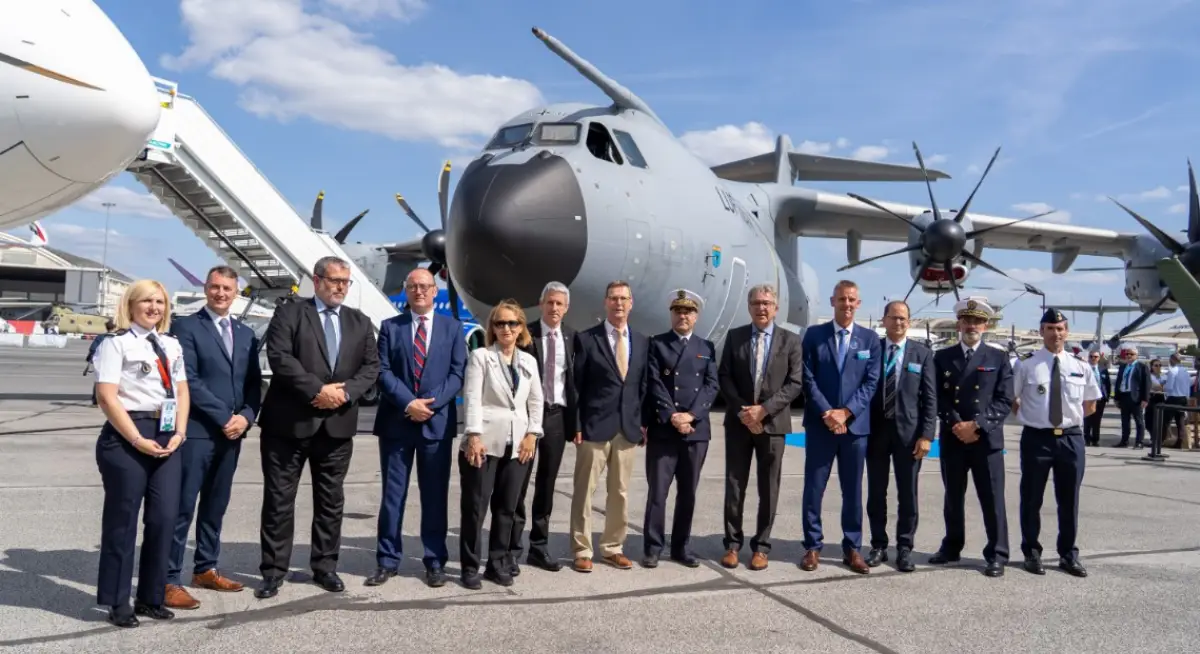 Rappresentanti Airbus ed Occar celebrano l'accordo presso la postazione statica di Airbus al "Paris Air show 2025" (16-22 giugno)