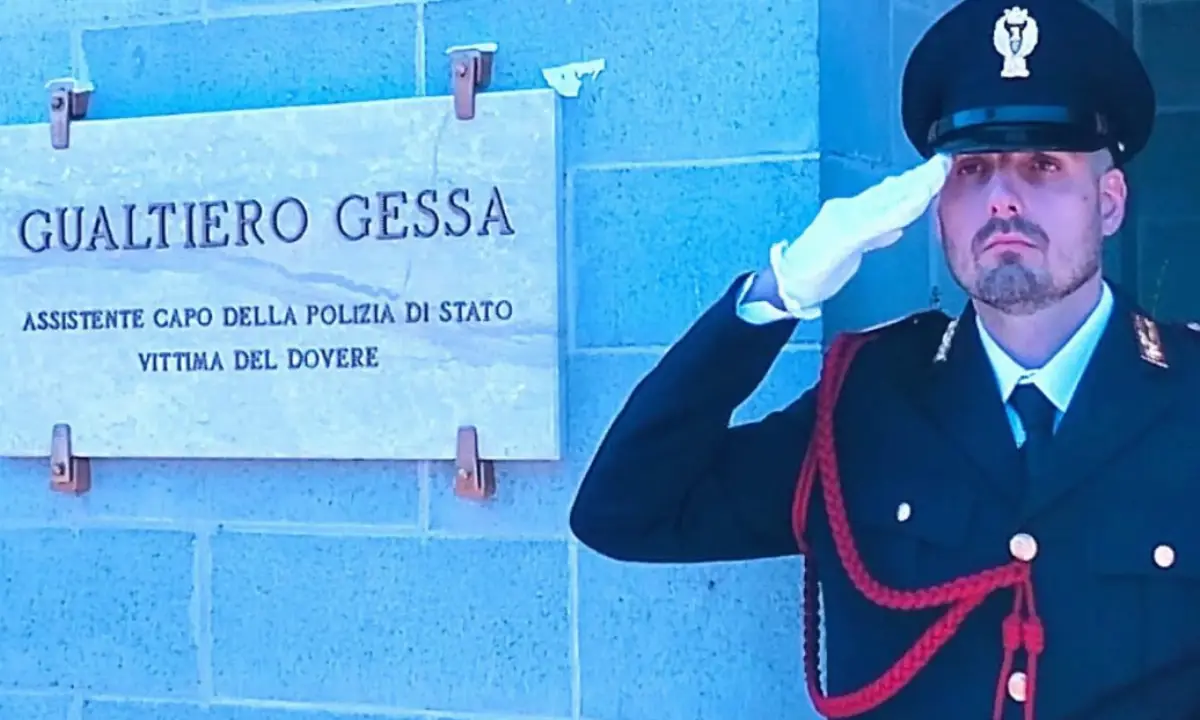 Cerimonia di intitolazione della sede del 7° Reparto volo della Polizia di Stato di Oristano-Fenosu alla memoria dell'assistente capo Gualtiero Gessa, vittima del dovere, specialista elicotterista della Polizia di Stato, deceduto il 31 marzo 2021 in seguito ad un incidente durante un volo di addestramento nei pressi di Borore