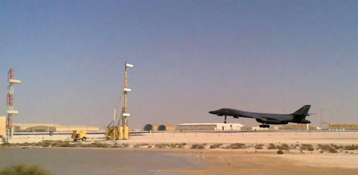 B1-B dell'Usaf in atterraggio su una pista con Deployable Ils