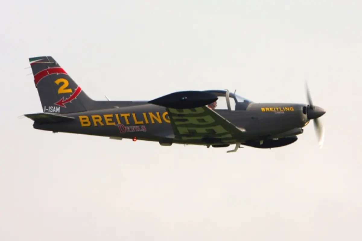 L'aereo n 2 della Breitling Devils precipitato ieri nel vicentino con a bordo Stefano Rosa, durante l'esibizione a Thiene il 12-10 2008 (foto d'archivio, Gian Carlo Vecchi)