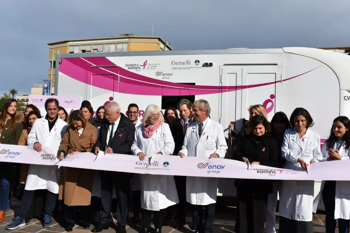 Roma, 26 gennaio 2023. Cerimonia del taglio del nastro per inaugurazione nuova unità mobile di mammografia donata da Enav al Policlinico Gemelli: Francesca Isgrò, presidente Enav e Paolo Simioni amministratore delegato di Enav