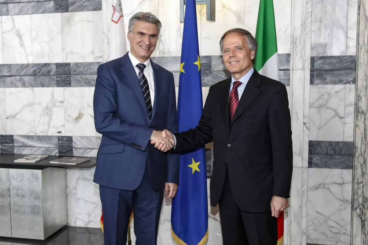 Il ministro Affari esteri, Enzo Moavero Milanesi (a destra) ha ricevuto alla Farnesina il collega maltese Carmelo Abela