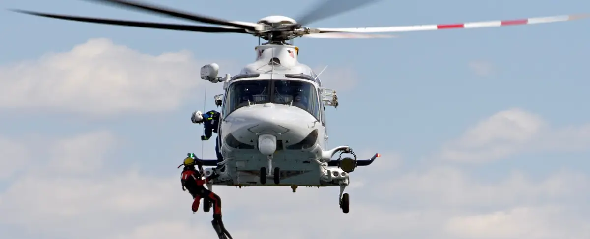 Elicottero AW-139 impegnato in una operazione di ricerca e soccorso (Sar, Search and Rescue)