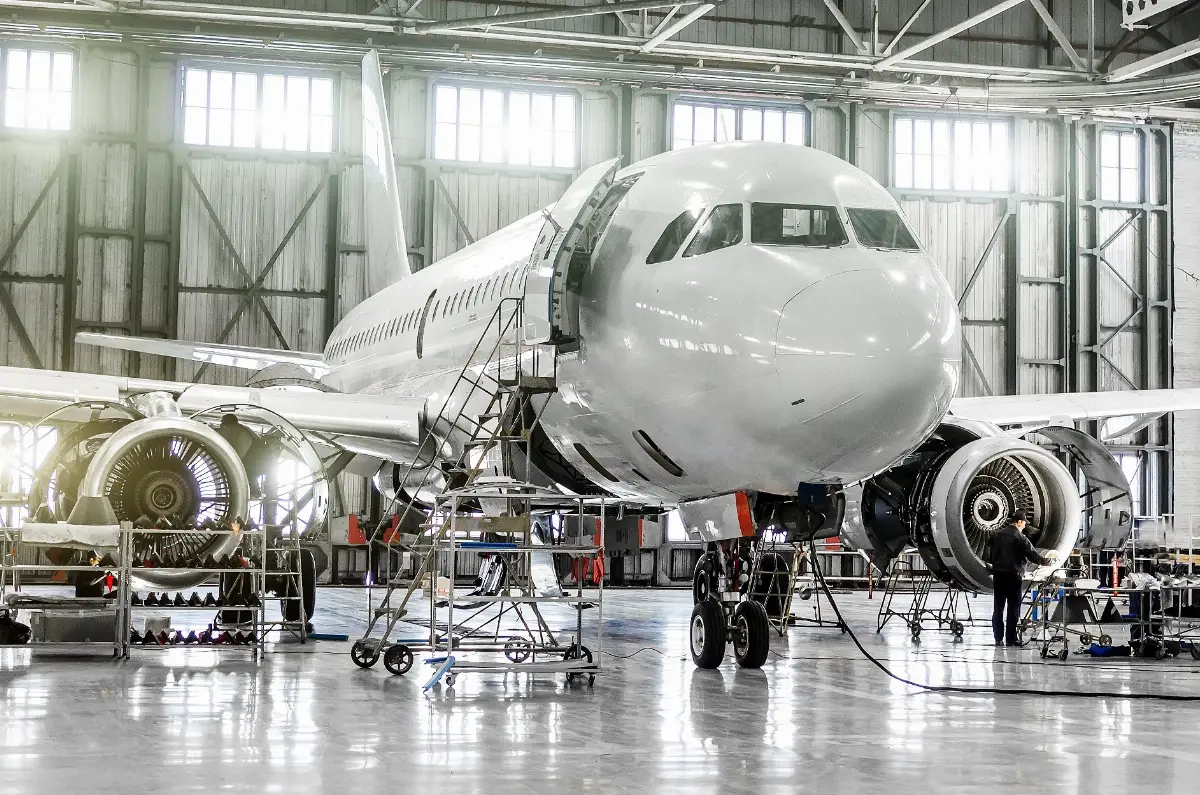 Aereo commerciale viene sottoposto a manutenzione (foto d'archivio)