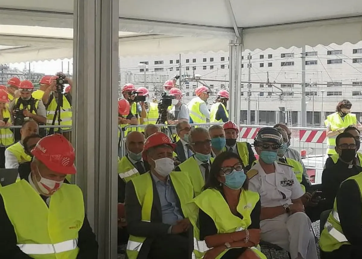 Il ministro Infrastrutture e trasporti Paola De Micheli a Genova il 21 luglio 2020 per cantiere nodo ferroviario in Liguria