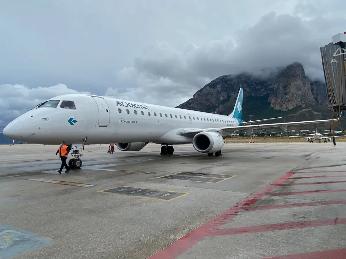 Aereo Embraer E-195LR di Air Dolomiti atterrato all'aeroporto "Falcone-Borsellino" di Palermo