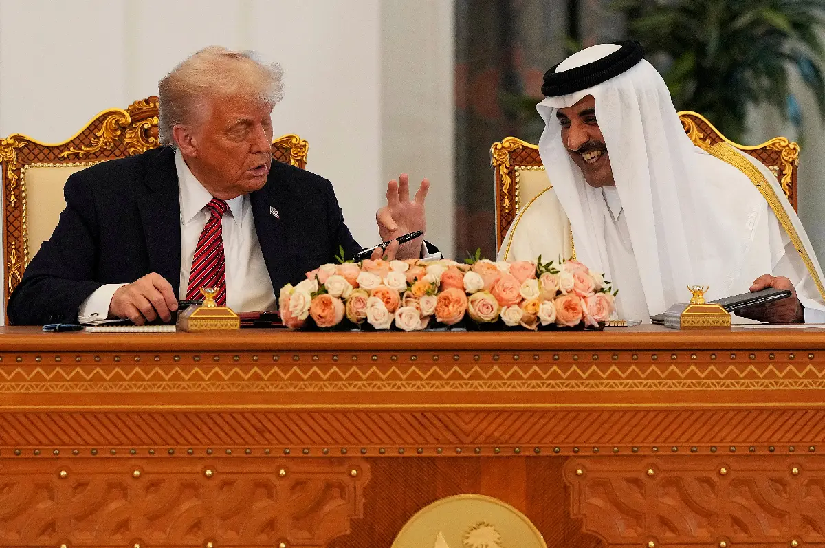 Il presidente americano Donald Trump e lo sceicco del Qatar Tamim bin Hamad Al Thani, siglano intese economico-commerciali storiche tra i due Pesi, il 14 maggio 2025