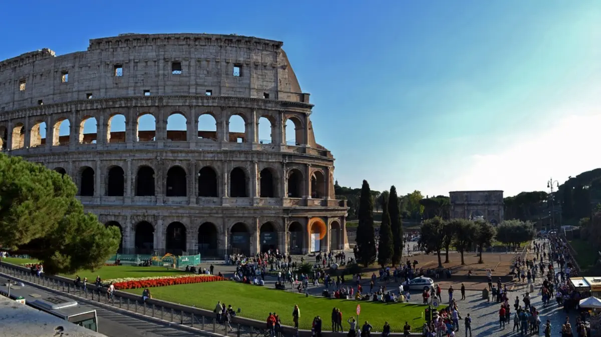 Perdono il controllo del drone che si incastra in un'arcata del Colosseo. Turisti francesi denunciati