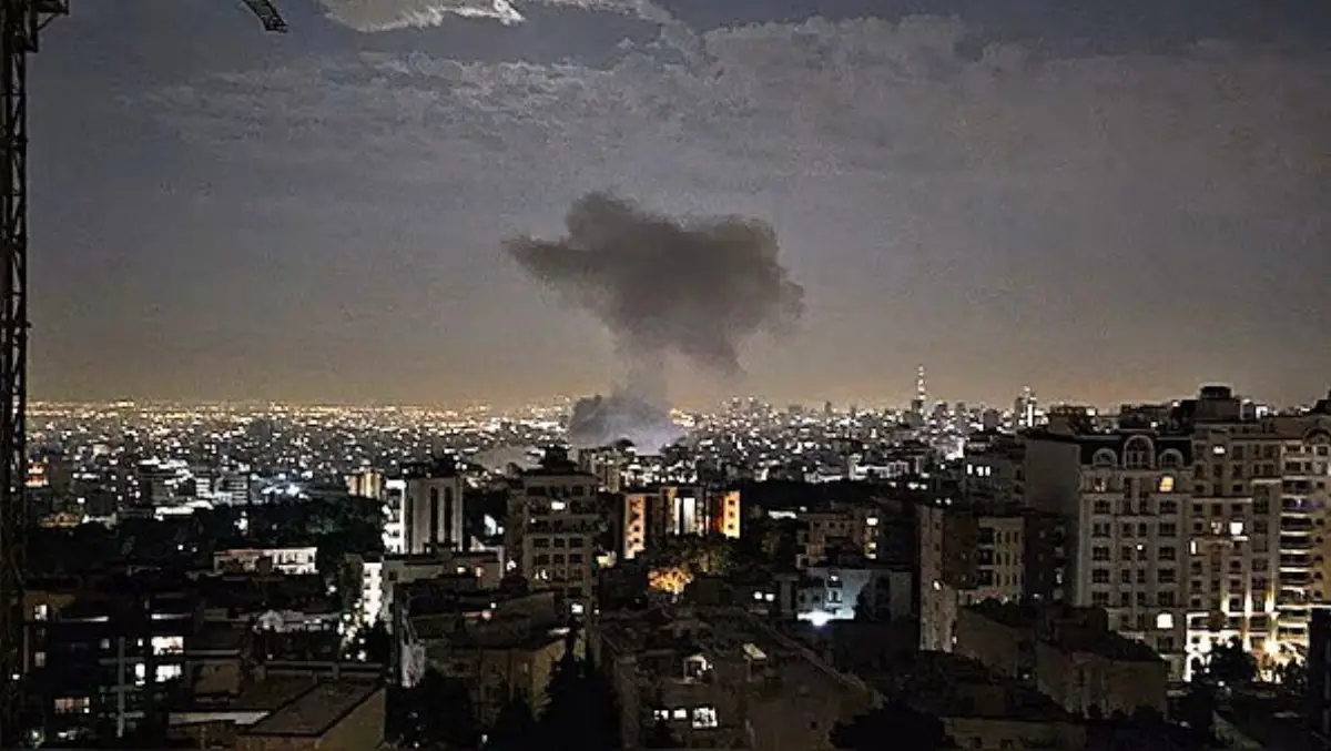 Prime ore del 13 maggio, Tel Aviv lancia un attacco aereo sui siti di arricchimento dell’uranio iraniani, e non solo. L’operazione, denominata Rising Lion, ha centrato anche edifici a Teheran
