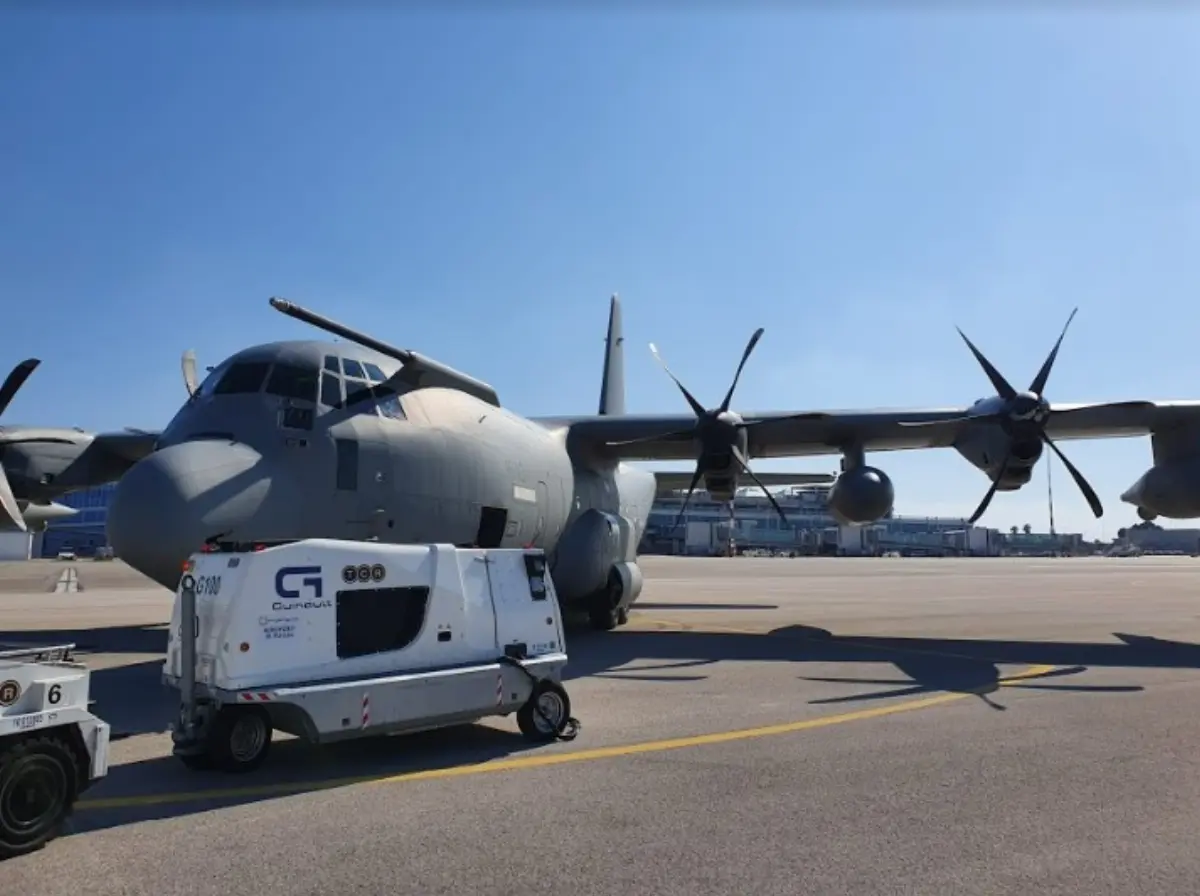 Aereo C-130J ed ambulanza trasportano neonato in pericolo di vita