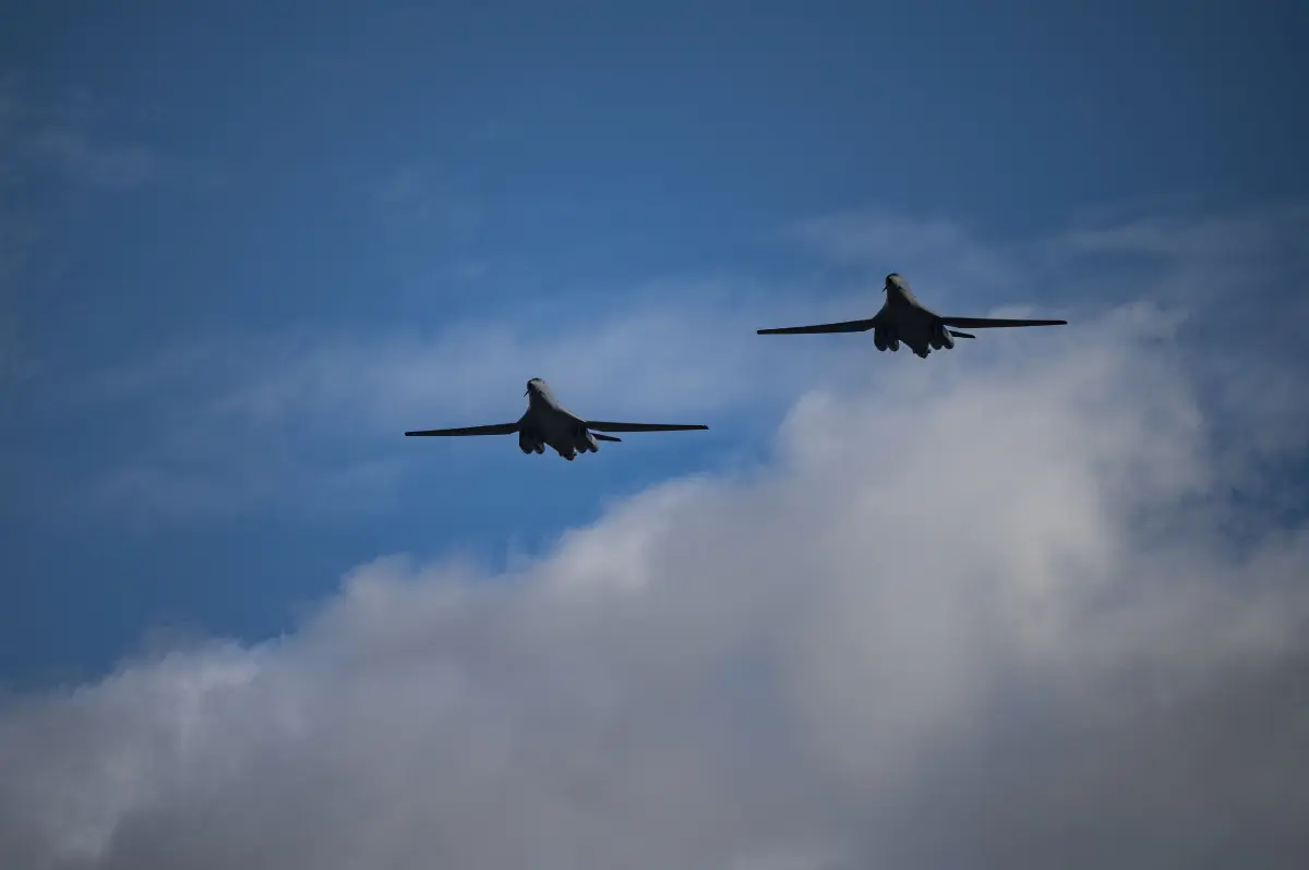 Due bombardieri statunitensi B-1 Lancer si esercitano in Estonia