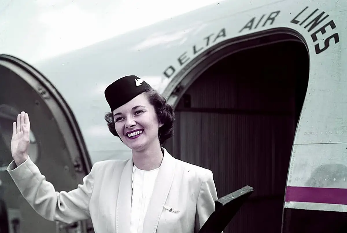 1940. Uniforme estiva: una delle divise più eleganti della storia di Delta creata dalla Pan American Uniform Company di Miami: giacchetta corta in stile Eisenhower, camicetta in cotone, gonna aderente, e cappellino firmato Mae Hanauer, New York